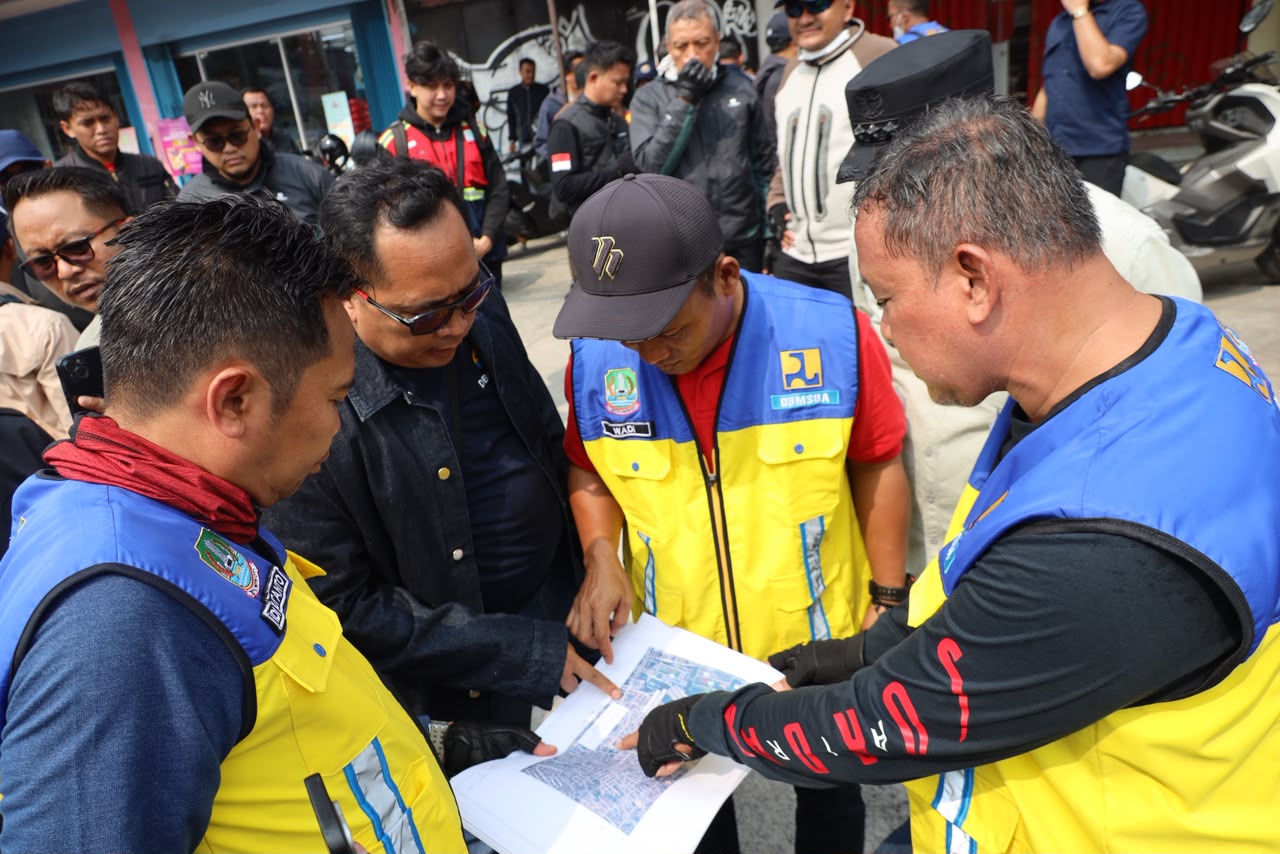 Bekasi - Wali Kota Bekasi Tri Adhianto targetkan pengerjaan Jalan Anugerah Jatiwaringin-Jatibening Baru rampung tahun ini (25/10/2026). Minta sapu bersih jalan berlubang. Foto: Ist/Gobekasi.id.