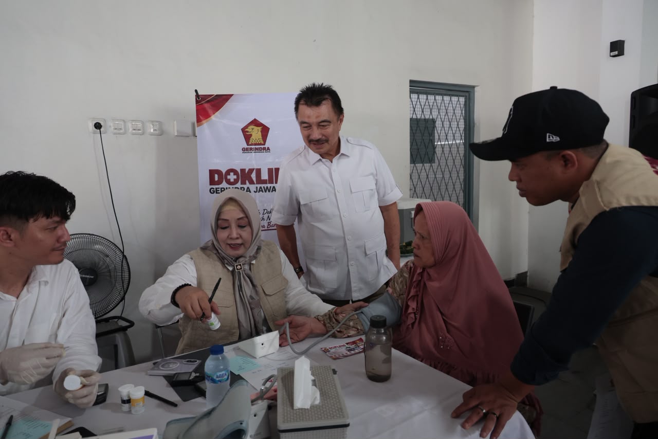 Bekasi - Wakil Wali Kota Bekasi Abdul Harris Bobihoe hadiri kegiatan Dokter Keliling di Jatiasih (24/10/2026). Tegaskan pentingnya layanan medis yang mudah dijangkau warga. Foto: Ist/Gobekasi.id.