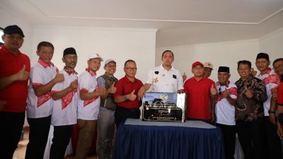 Bekasi - Wali Kota Bekasi Tri Adhianto resmikan kantor Bank Sampah PJM Green RW 07 Jatimurni Pondok Melati (25/10/2026). Dorong pemilahan sampah dari rumah kurangi beban TPST. Foto: Ist/Gobekasi.id.