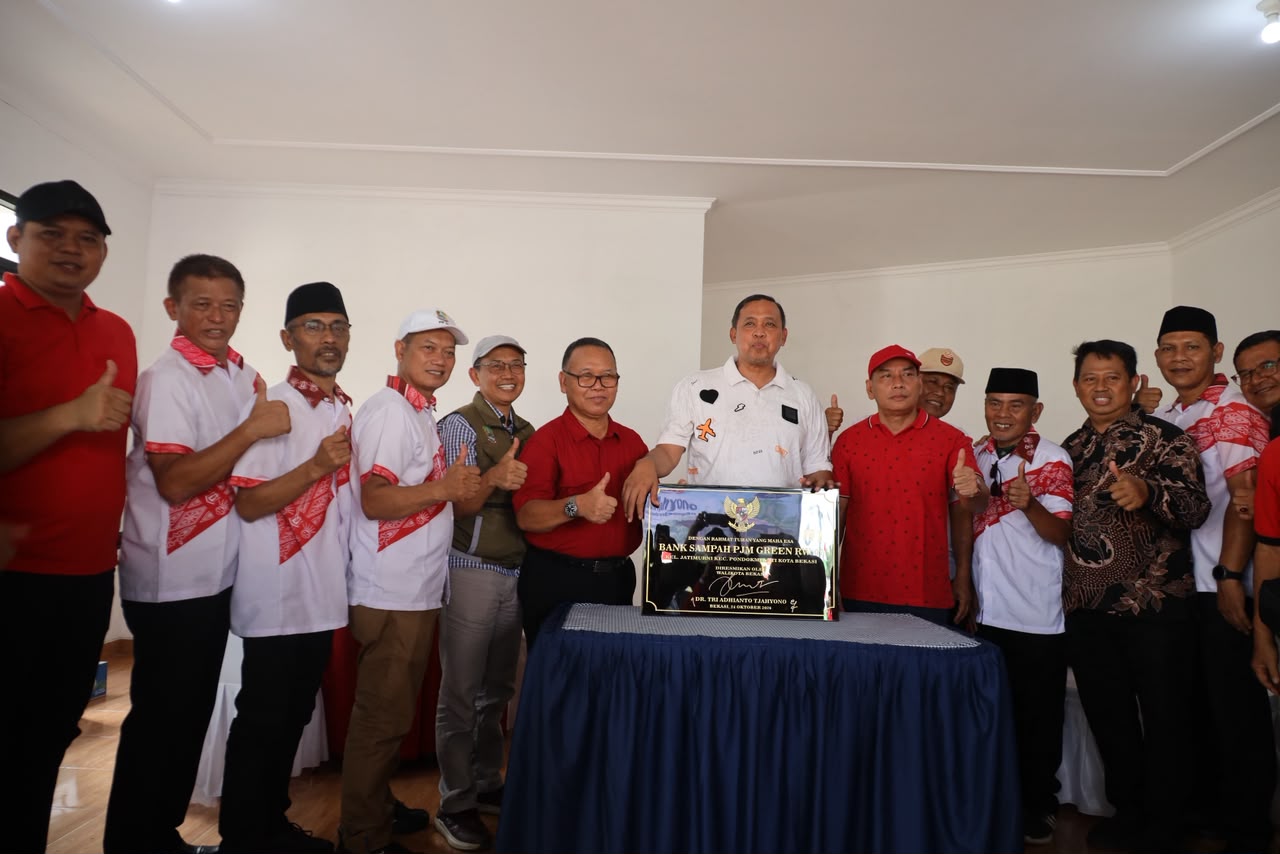 Bekasi - Wali Kota Bekasi Tri Adhianto resmikan kantor Bank Sampah PJM Green RW 07 Jatimurni Pondok Melati (25/10/2026). Dorong pemilahan sampah dari rumah kurangi beban TPST. Foto: Ist/Gobekasi.id.