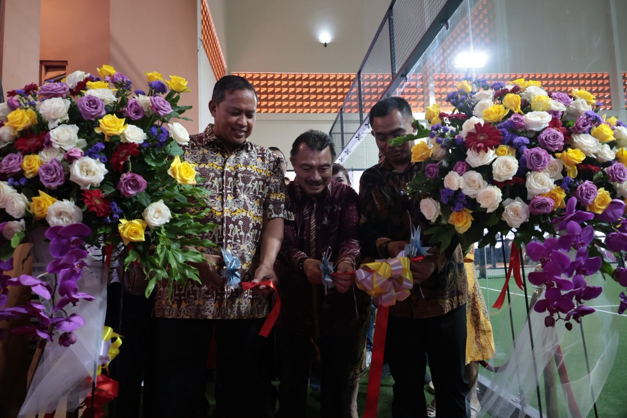 Bekasi - Tri Adhianto dan Abdul Harris Bobihoe resmikan UP Padel x Malaka Toast di Bekasi (25/10/2026). Pemkot Bekasi jamin kepastian hukum investasi & kesiapan Porprov Jabar XV. Foto: Ist/Gobekasi.id.