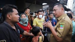 Bekasi - Bupati Bekasi Asep Surya Atmaja tinjau penertiban 19 bangli di Cikarang Barat (26/10/2026). Berlangsung kondusif, Pemkab bantu angkut material & BPJS warga. Foto: Ist/Gobekasi.id.
