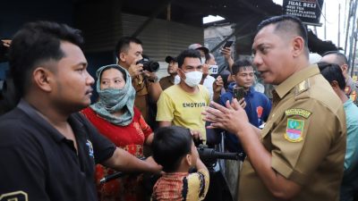Bekasi - Bupati Bekasi Asep Surya Atmaja tinjau penertiban 19 bangli di Cikarang Barat (26/10/2026). Berlangsung kondusif, Pemkab bantu angkut material & BPJS warga. Foto: Ist/Gobekasi.id.