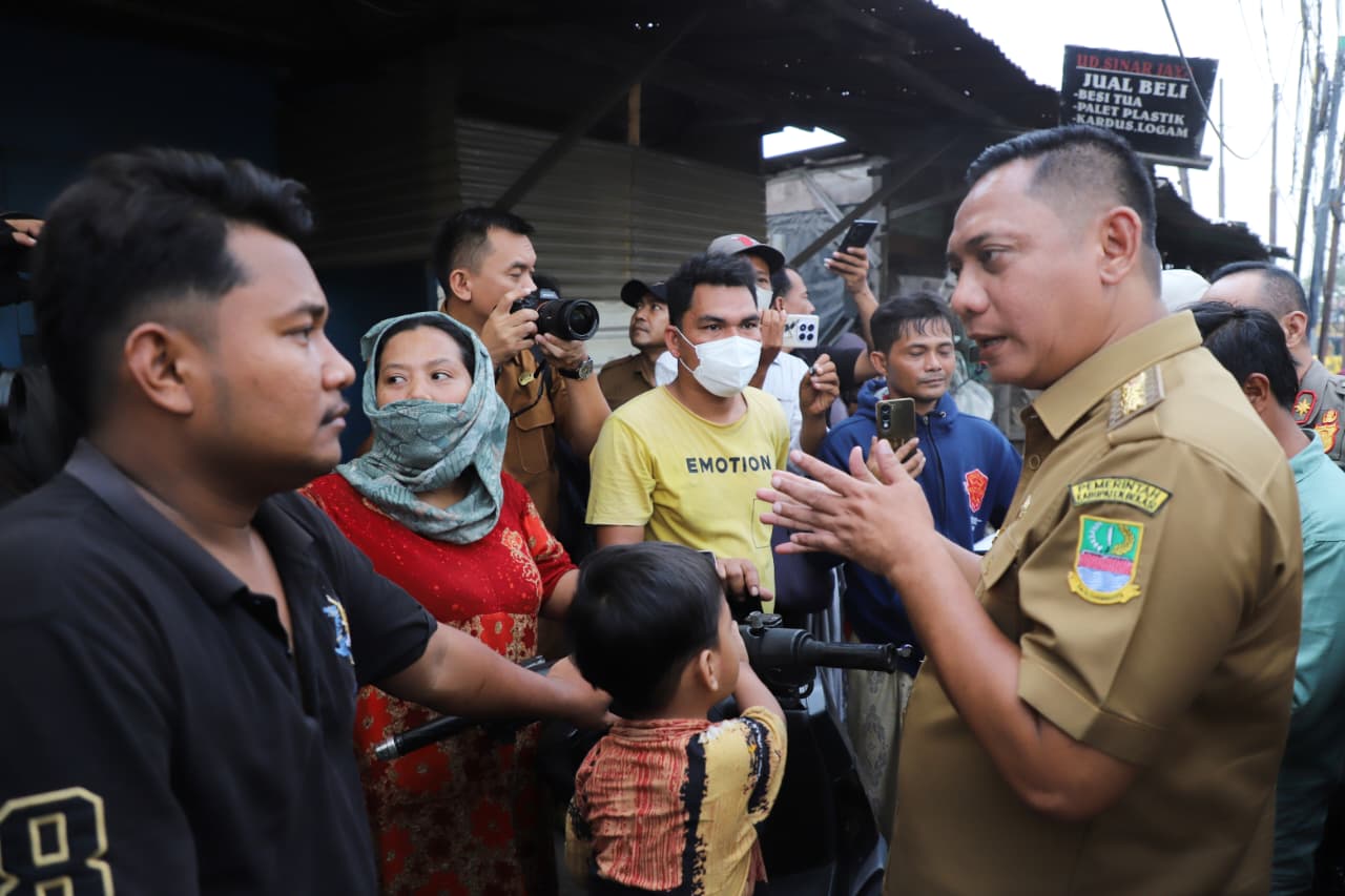Bekasi - Bupati Bekasi Asep Surya Atmaja tinjau penertiban 19 bangli di Cikarang Barat (26/10/2026). Berlangsung kondusif, Pemkab bantu angkut material & BPJS warga. Foto: Ist/Gobekasi.id.
