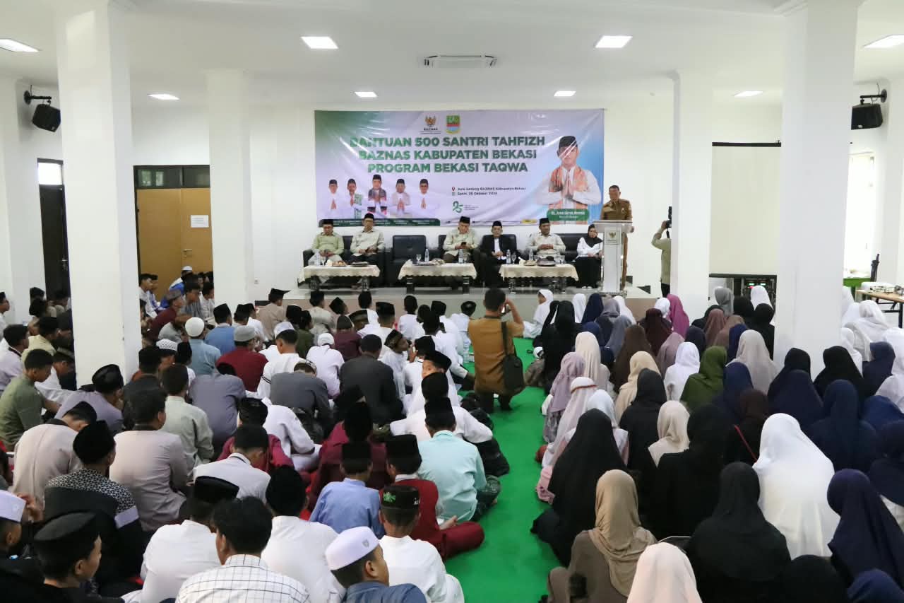 Bekasi - BAZNAS Kabupaten Bekasi salurkan bantuan Rp500 juta untuk 500 santri tahfiz di program Bekasi Takwa (26/10/2026). Sekda dorong partisipasi zakat kawasan industri. Foto: Ist/Gobekasi.id.