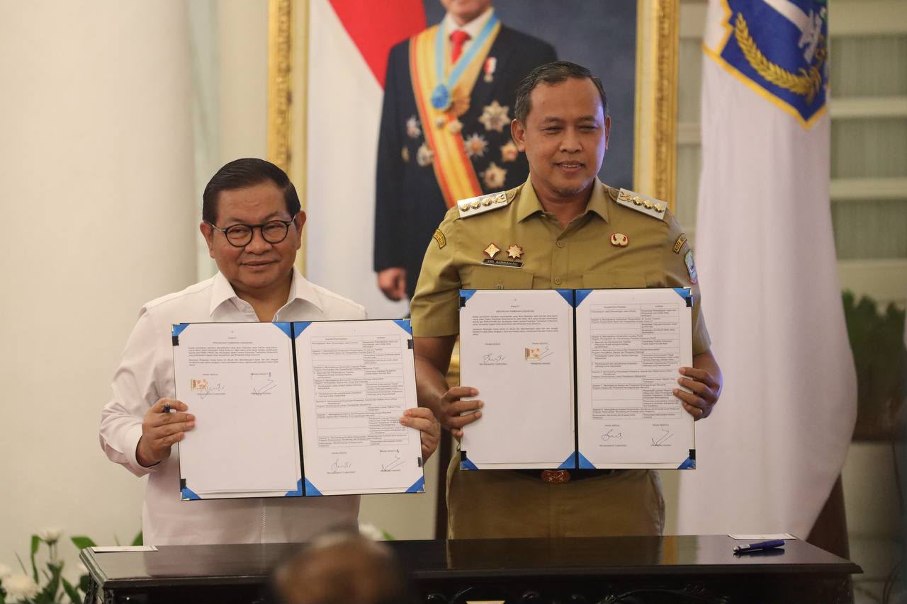 Jakarta - Gubernur DKI Jakarta Pramono Anung dan Wali Kota Bekasi Tri Adhianto memperpanjang Perjanjian Kerjasama (PKS) pengelolaan sampah TPST Bantargebang, Senin (26/10/2026). Foto: Ist/Gobekasi.id.