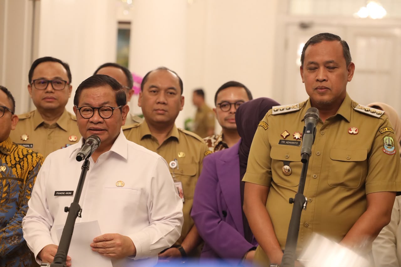 Jakarta - Gubernur DKI Jakarta Pramono Anung dan Wali Kota Bekasi Tri Adhianto memperpanjang Perjanjian Kerjasama (PKS) pengelolaan sampah TPST Bantargebang, Senin (26/10/2026). Foto: Ist/Gobekasi.id.