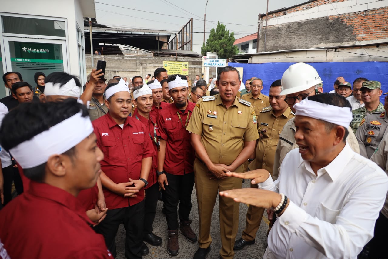 Bekasi - Gubernur Jabar Dedi Mulyadi (KDM) dan Wali Kota Bekasi Tri Adhianto sosialisasikan aplikasi Nyari Gawe (26/10/2026). Sediakan 2.887 lowongan kerja bebas calo. Foto: Ist/Gobekasi.id.
