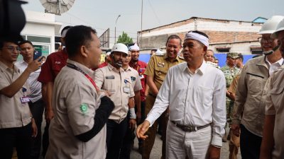 Bekasi - Gubernur Jabar Dedi Mulyadi (KDM) dan Wali Kota Bekasi Tri Adhianto sosialisasikan aplikasi Nyari Gawe (26/10/2026). Sediakan 2.887 lowongan kerja bebas calo. Foto: Ist/Gobekasi.id.