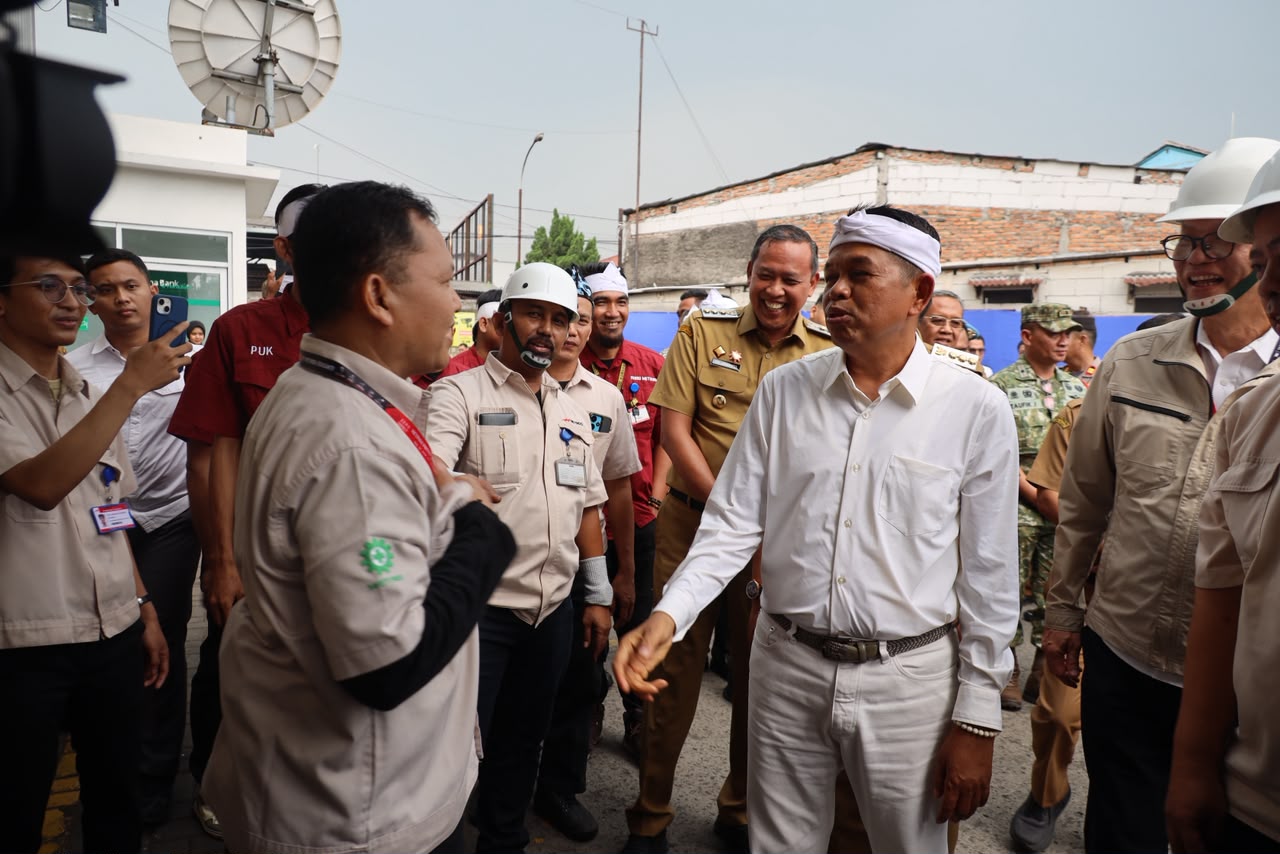 Bekasi - Gubernur Jabar Dedi Mulyadi (KDM) dan Wali Kota Bekasi Tri Adhianto sosialisasikan aplikasi Nyari Gawe (26/10/2026). Sediakan 2.887 lowongan kerja bebas calo. Foto: Ist/Gobekasi.id.