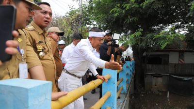 Bekasi - Gubernur Jabar Dedi Mulyadi (KDM) & Bupati Bekasi Asep Surya Atmaja tinjau Kali CBL di Tambun Utara (26/10/2026). Targetkan normalisasi 16 km tuntas tahun ini. Foto: Ist/Gobekasi.id.
