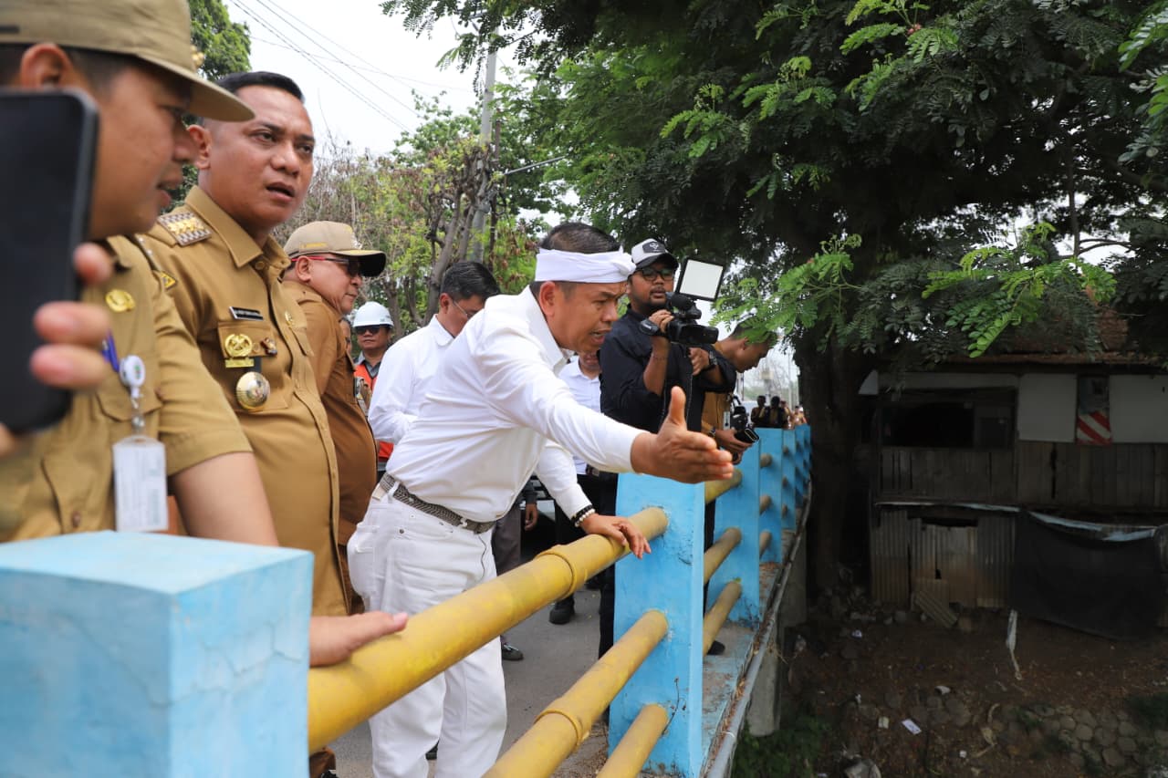 Bekasi - Gubernur Jabar Dedi Mulyadi (KDM) & Bupati Bekasi Asep Surya Atmaja tinjau Kali CBL di Tambun Utara (26/10/2026). Targetkan normalisasi 16 km tuntas tahun ini. Foto: Ist/Gobekasi.id.