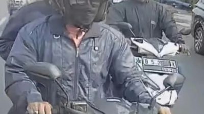 Bekasi - Pelaku yang diduga pelaku dengan modus mobil troble di Pondok Gede. Barang berharga korban raib dalam mobil. Foto: Ist/Gobekasi.id.