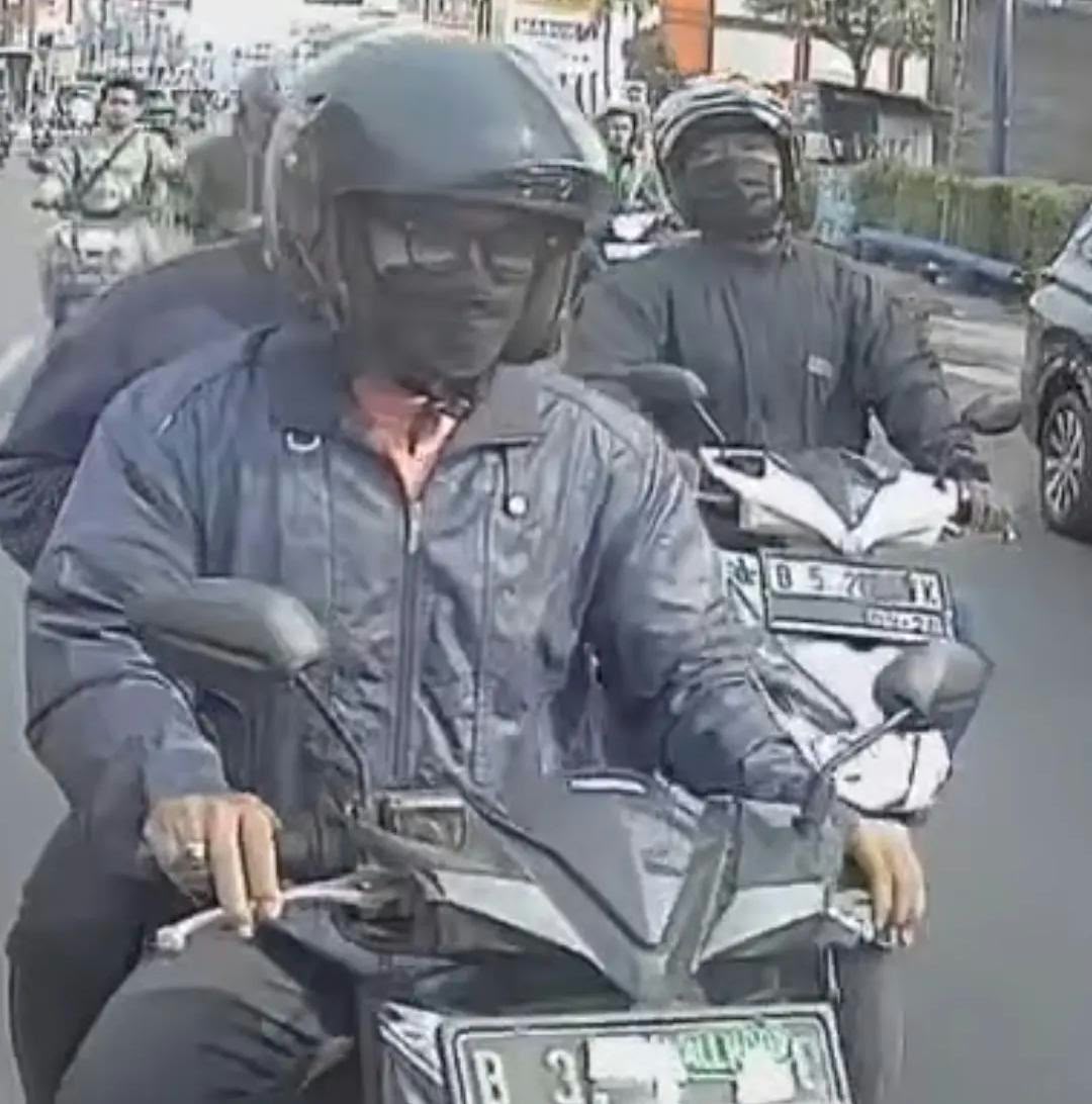 Bekasi - Pelaku yang diduga pelaku dengan modus mobil troble di Pondok Gede. Barang berharga korban raib dalam mobil. Foto: Ist/Gobekasi.id.