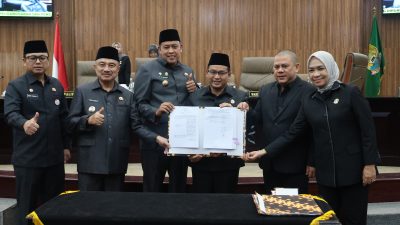 Bekasi - DPRD dan Pemkot Bekasi resmi sahkan Perda APBD 2027 (27/10/2026). Wawali Harris Bobihoe sebut sinergi eksekutif-legislatif modal utama bangun Kota Bekasi. Foto: Ist/Gobekasi.id.