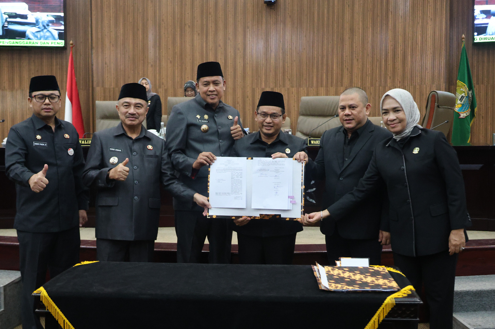 Bekasi - DPRD dan Pemkot Bekasi resmi sahkan Perda APBD 2027 (27/10/2026). Wawali Harris Bobihoe sebut sinergi eksekutif-legislatif modal utama bangun Kota Bekasi. Foto: Ist/Gobekasi.id.