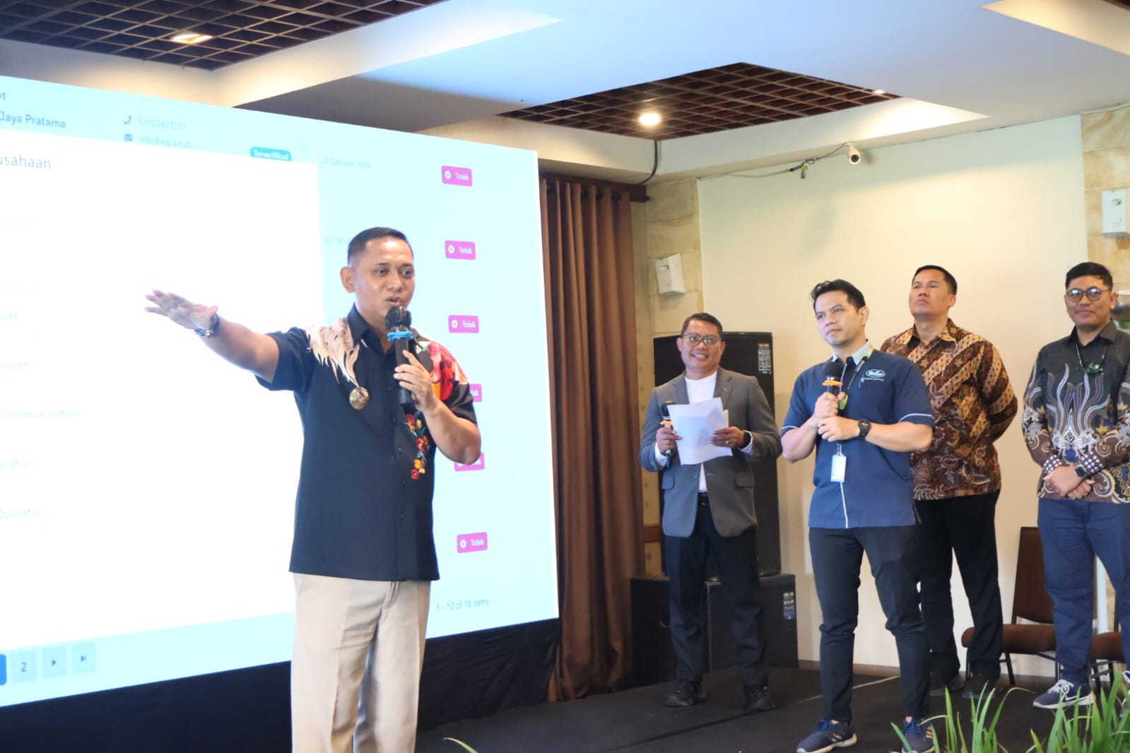 Bekasi - Bupati Bekasi, dr. Asep Surya Atmaja saat memberikan sambutan dalam pelaksanaan Job Fair Virtual Kabupaten Bekasi Tahun 2026 yang dilaksanakan langsung di berbagai kanal media sosial, dilaksanakan di Jababeka Golf, Jababeka Cikarang, Cikarang Timur, pada Selasa, (27/10/2026). Jobfair dilaksanakan 2 hari, dari 27-28 Oktober 2026. Foto: Ist/Gobekasi.id.