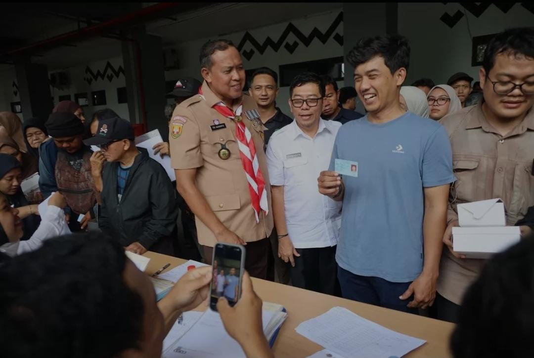 Bekasi - Kantah BPN Kota Bekasi terapkan aplikasi SiRIMA (27/10/2026). Serahkan 600 sertipikat PTSL & 43 aset Pemkot via pencatatan digital dan notifikasi WhatsApp. Foto: Ist/Gobekasi.id.