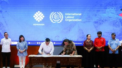 Jakarta - Kemnaker, Apindo, Serikat Pekerja, & ILO sahkan DWCP 2026–2030 di Jakarta (28/10/2026). Fokus tingkatkan kualitas 155 juta angkatan kerja & sektor informal. Foto: Kemnaker/Gobekasi.id.