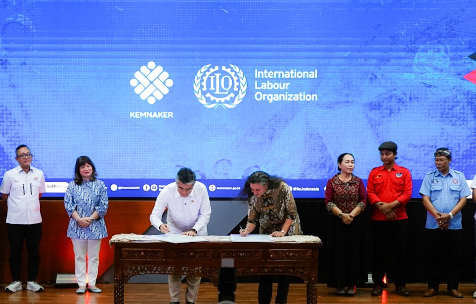 Jakarta - Kemnaker, Apindo, Serikat Pekerja, & ILO sahkan DWCP 2026–2030 di Jakarta (28/10/2026). Fokus tingkatkan kualitas 155 juta angkatan kerja & sektor informal. Foto: Kemnaker/Gobekasi.id.
