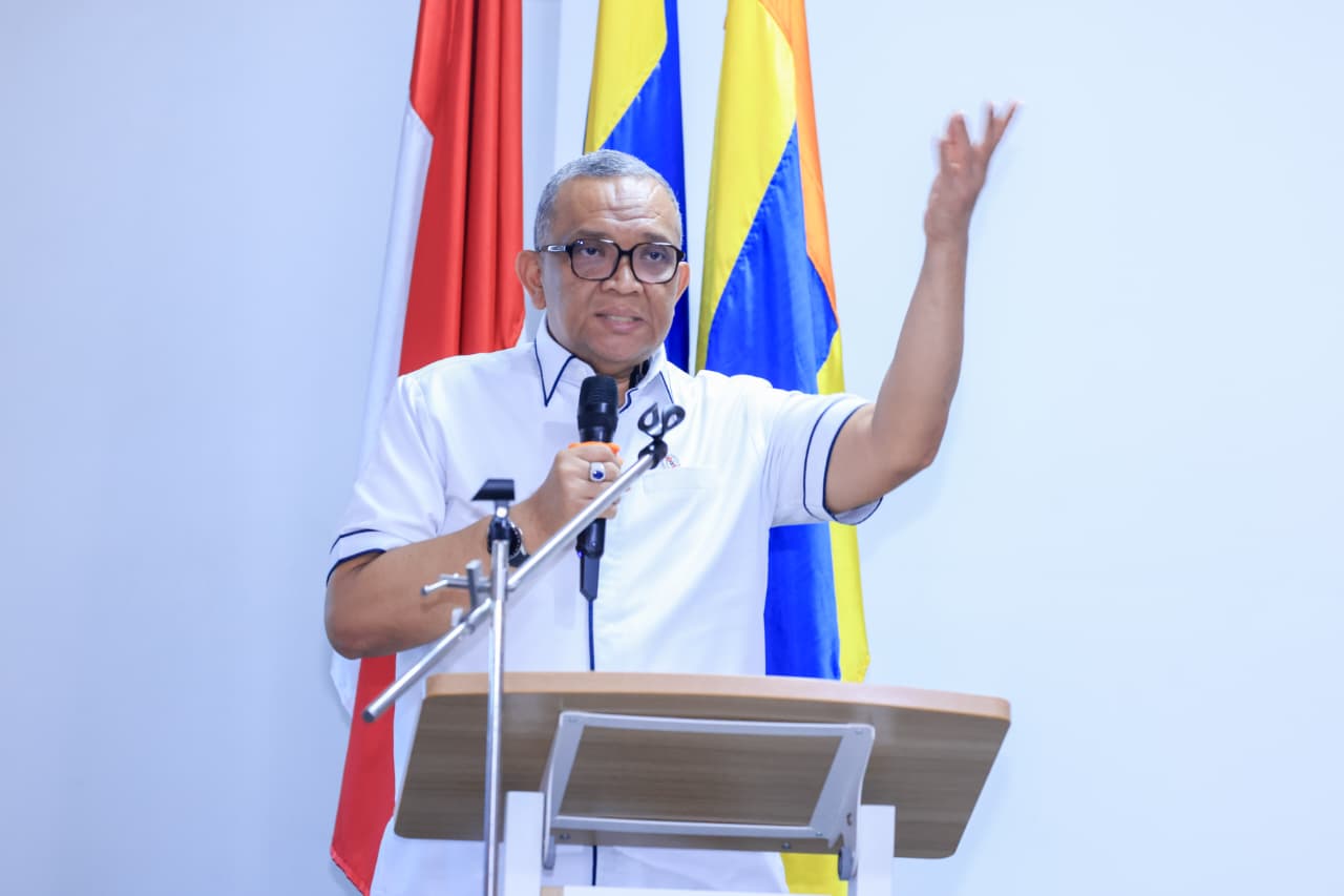 Surabaya - Wamenaker Afriansyah Noor tekankan pentingnya pelatihan kerja & akses kerja layak bagi generasi muda di Unair Surabaya (28/10/2026) demi putus rantai kemiskinan. Foto: Kemnaker/Gobekasi.id.