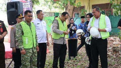 Bekasi - Tri Adhianto bersama Kapolres Putu Kholis laksanakan peletakan batu pertama Polsek Mustikajaya (28/10/2026). Proyek Rp4,2 M target selesai Desember 2026. Foto: Ist/Gobekasi.id.