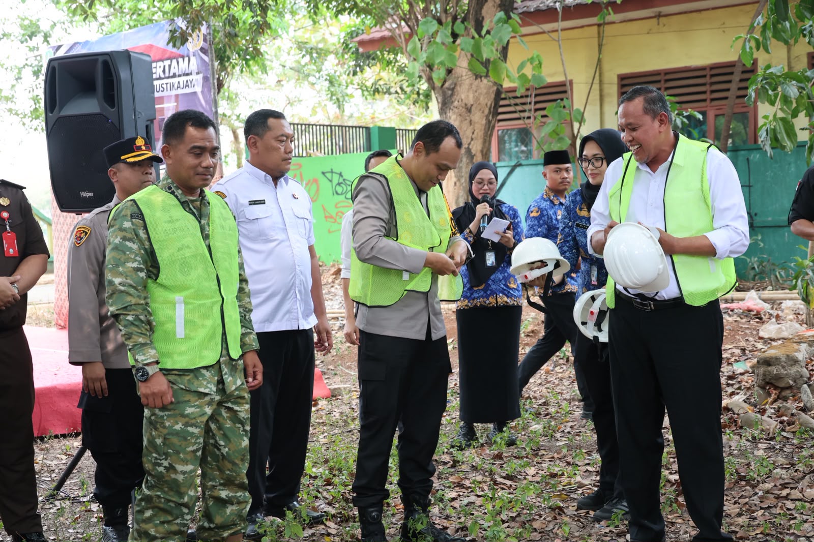 Bekasi - Tri Adhianto bersama Kapolres Putu Kholis laksanakan peletakan batu pertama Polsek Mustikajaya (28/10/2026). Proyek Rp4,2 M target selesai Desember 2026. Foto: Ist/Gobekasi.id.