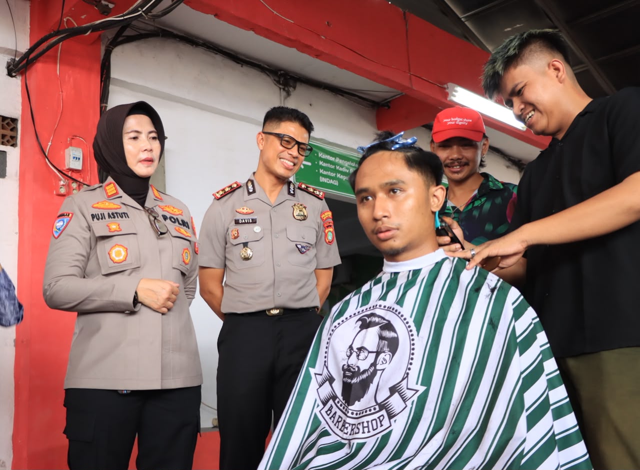 Bekasi - Polres Metro Bekasi Kota latih 38 anggota ormas keahlian pangkas rambut lewat program POLIRAN di Pasar Baru (29/10/2026) demi dorong kemandirian ekonomi. Foto: Ist/Gobekasi.id.