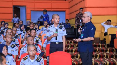 Makassar - Sekjen Kemnaker Cris Kuntadi tekankan pentingnya skill nyata, portofolio, & digitalisasi AI bagi lulusan vokasi di Poltekbang Makassar (29/10/2026). Foto: Kemnaker/Gobekasi.id.