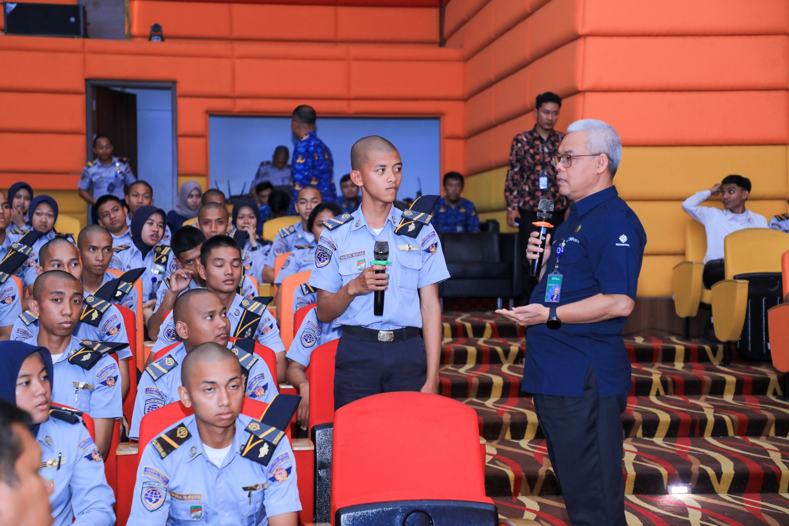 Makassar - Sekjen Kemnaker Cris Kuntadi tekankan pentingnya skill nyata, portofolio, & digitalisasi AI bagi lulusan vokasi di Poltekbang Makassar (29/10/2026). Foto: Kemnaker/Gobekasi.id.