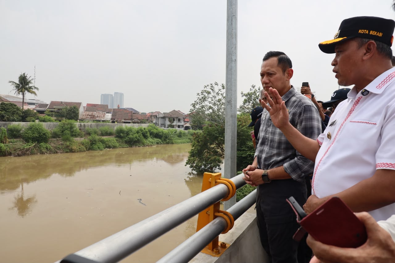 Bekasi - Menko AHY tinjau Jembatan Kemang Pratama Rawalumbu Rp60 Miliar (30/10/2026). Berdesain tanpa pilar bentang 78 meter untuk cegah genangan & sampah banjir. Foto: Ist/Gobekasi.id.