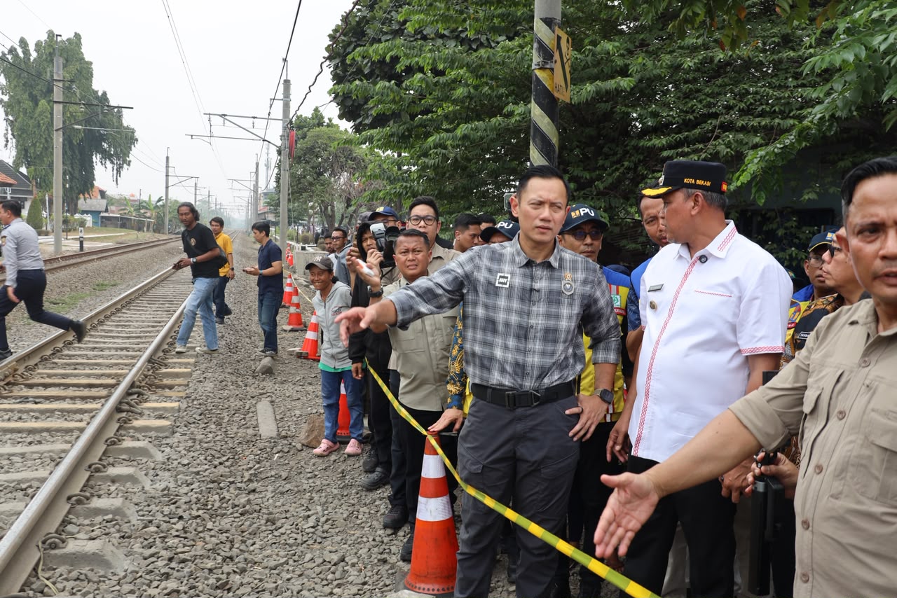 Bekasi - Wali Kota Bekasi Tri Adhianto dampingi Menko AHY tinjau Flyover Bulak Kapal & Jembatan Kemang Pratama (30/10/2026). Konstruksi flyover dimulai November 2026. Foto: Ist/Gobekasi.id.