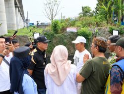 Atasi 1.200 M3 Sampah KM 19 Tol Japek, Bupati Bekasi dan Gubernur Jabar KDM Tinjau Kali Jambe