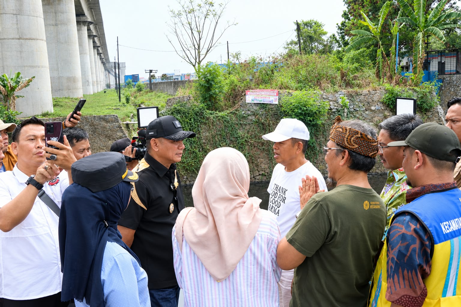 Bekasi - Bupati Bekasi Asep Surya Atmaja & Gov Jabar KDM tinjau tumpukan 1.200 m3 sampah Kali Jambe KM 19 Tol Japek (30/10/2026). Siapkan Rp2,3 M & 60 truk. Foto: Ist/Gobekasi.id.