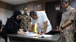 Bekasi - Wali Kota Bekasi Tri Adhianto bersama perwakilan PT Triputri Natatama teken KSP Karang Kitri Margahayu (30/10/2026). Lahan 9,7 ha dikembangkan untuk ruko, hotel bintang 3, & BETOS. Foto: Ist/Gobekasi.id.