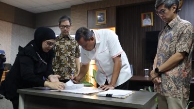 Bekasi - Wali Kota Bekasi Tri Adhianto bersama perwakilan PT Triputri Natatama teken KSP Karang Kitri Margahayu (30/10/2026). Lahan 9,7 ha dikembangkan untuk ruko, hotel bintang 3, & BETOS. Foto: Ist/Gobekasi.id.