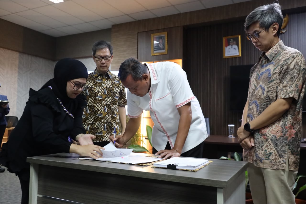 Bekasi - Wali Kota Bekasi Tri Adhianto bersama perwakilan PT Triputri Natatama teken KSP Karang Kitri Margahayu (30/10/2026). Lahan 9,7 ha dikembangkan untuk ruko, hotel bintang 3, & BETOS. Foto: Ist/Gobekasi.id.
