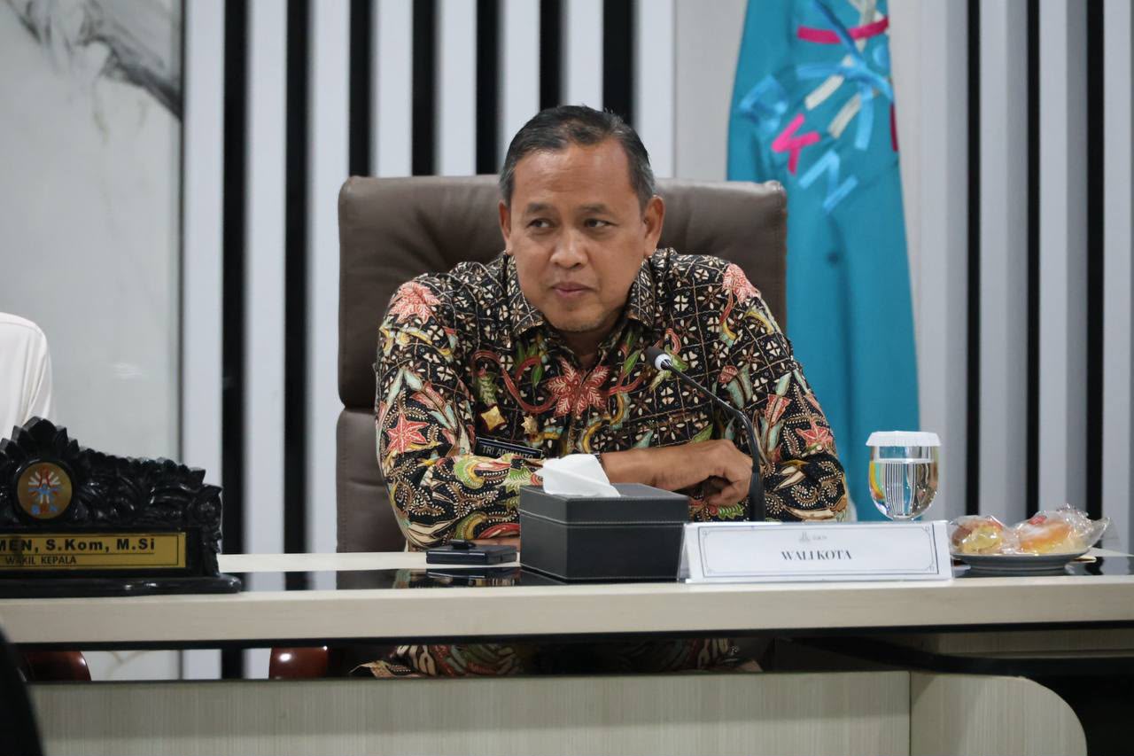 Bekasi - Wali Kota Bekasi Tri Adhianto merespons kabar ketertarikan Alvin Tedjo, Wali Kota Terpilih Mississauga, Ontario, Kanada. Foto: Ist/Gobekasi.id.