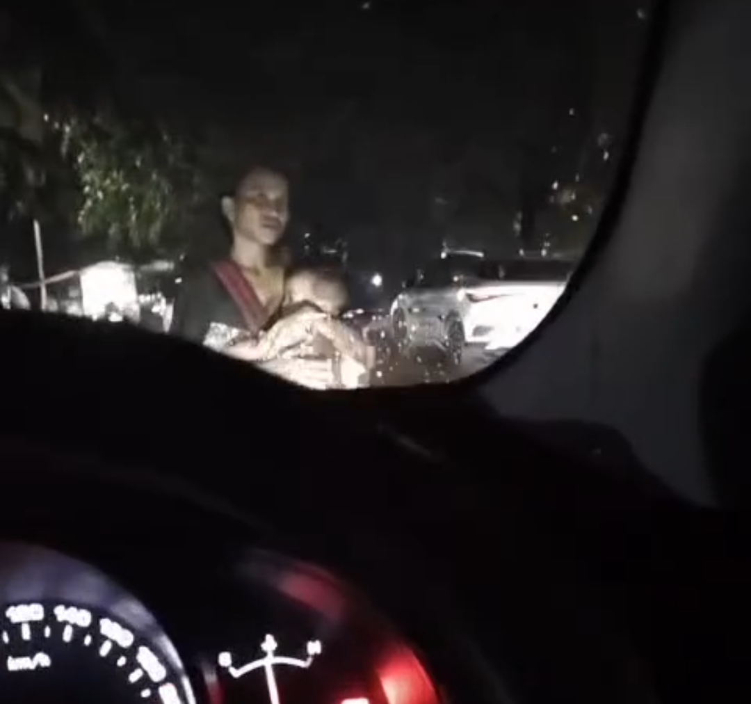 Bekasi - Seorang pengendara mobil nyaris jadi korban modus pura-pura terserempet kendaraan melanda kawasan Jalan KH Noer Ali, tepatnya di persimpangan Lampu Merah Grand Galaxy, Kecamatan Bekasi Selatan, Kota Bekasi, Jumat (30/10/2026) malam. Foto: Ist/Gobekasi.id.