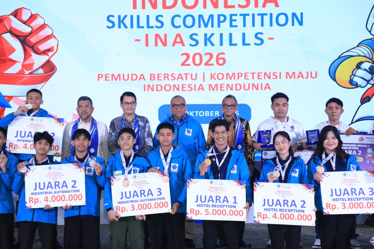 Bekasi - Wamenaker Afriansyah Noor resmi tutup InaSkills 2026 di Kemnaker (30/10/2026). Simak daftar pemenang bidang IoT, Otomasi Industri, hingga CAD. Foto: Kemnaker/Gobekasid.