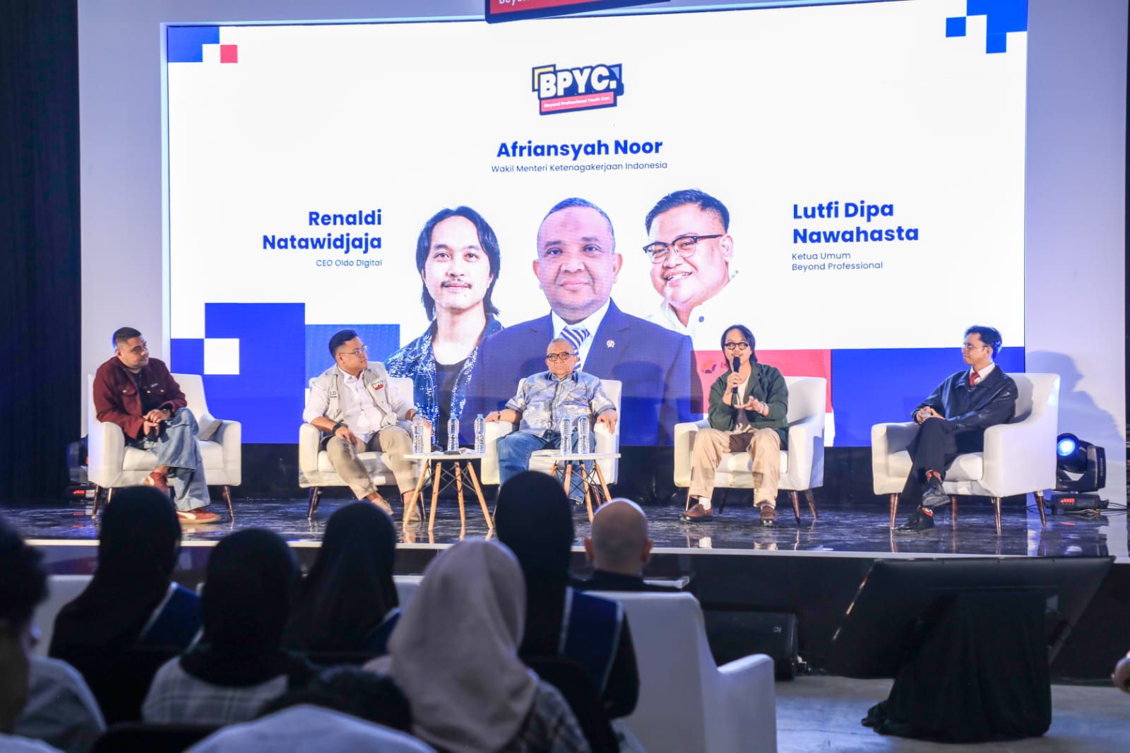 Bekasi - Wamenaker Afriansyah Noor ajak generasi muda perkuat kompetensi & tingkatkan adaptasi AI pada Youth Con 2026 (31/10/2026). Minta SDM lokal disiapkan awal. Foto: Kemnaker/Gobekasi.id.