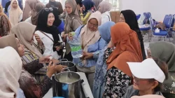 Bekasi - Ibu - ibu saat mendapatkan pelatihan pembuatan makanan bayi oleh Dinas Koperasi dan Usaha Kecil Menengah (UKM) Kabupaten Bekasi berkolaborasi dengan Pemerintah Desa dan Badan Permusyawaratan Desa (BPD) Sukadami. Foto: Ist/Gobekasi.id.