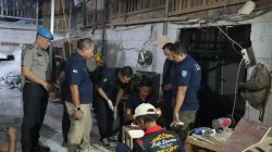 Bekasi - Polres Metro Bekasi, TNI, dan BNK bekuk 9 orang dalam razia kampung rawan narkoba di Kabupaten Bekasi, Selasa (20/10/2026). 93 personel gabungan dikerahkan. Foto: Ist