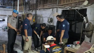 Bekasi - Polres Metro Bekasi, TNI, dan BNK bekuk 9 orang dalam razia kampung rawan narkoba di Kabupaten Bekasi, Selasa (20/10/2026). 93 personel gabungan dikerahkan. Foto: Ist