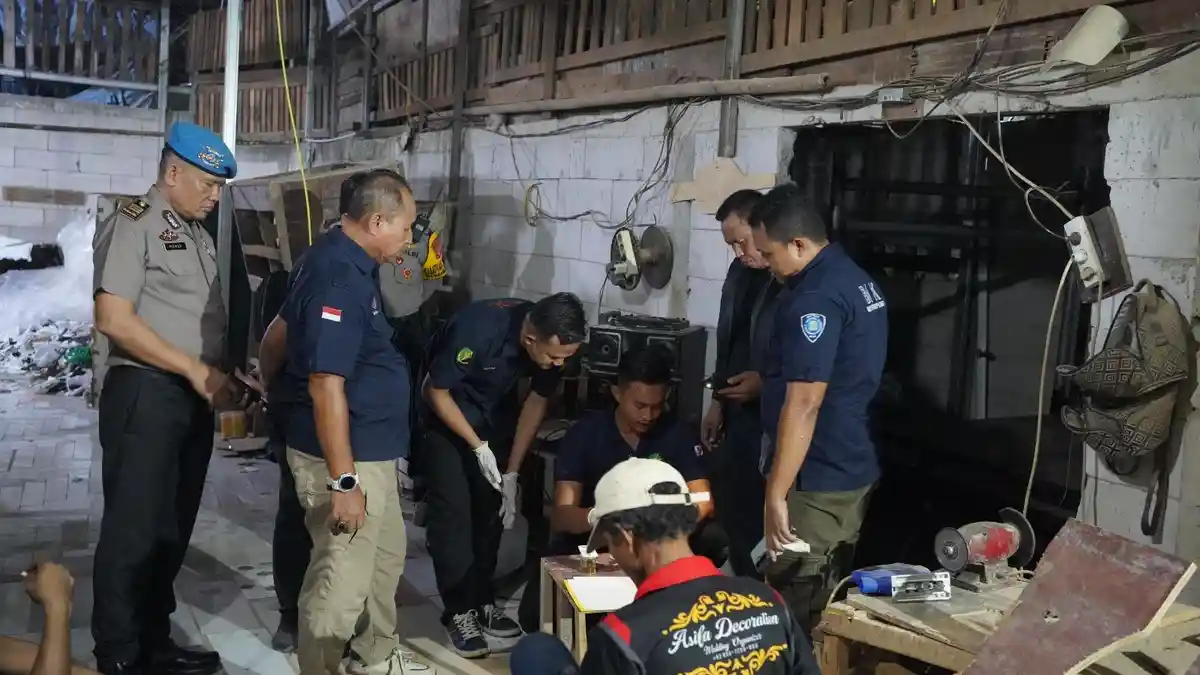Bekasi - Polres Metro Bekasi, TNI, dan BNK bekuk 9 orang dalam razia kampung rawan narkoba di Kabupaten Bekasi, Selasa (20/10/2026). 93 personel gabungan dikerahkan. Foto: Ist
