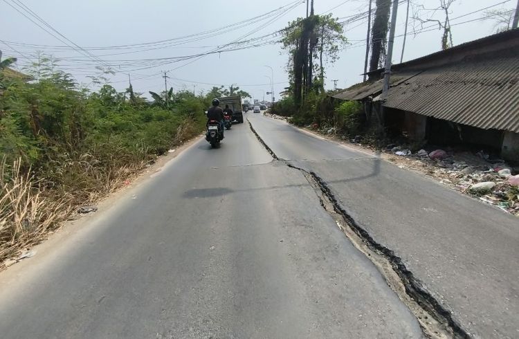 Bekasi - Jalan terbelah di Kabupaten Bekasi. Foto: Ist/Gobekasi.id.