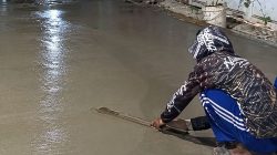 Bekasi - Pengerjaan proyek infrastruktur jalan lingkungan di Babelan, Kabupaten Bekasi. Foto: Ist