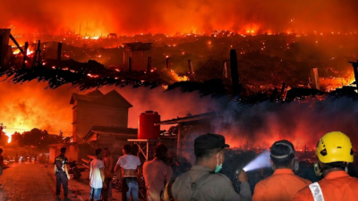 Bekasi - Permukiman padat penduduk di Desa Jelutung II, Kecamatan Simpang Rimba, Kabupaten Bangka Selatan, Kepulauan Bangka Belitung terbakar api rambatan karhutla pada Sabtu malam (10/10/2026). (Foto: Instagram/kantorsar_pangkalpinang)