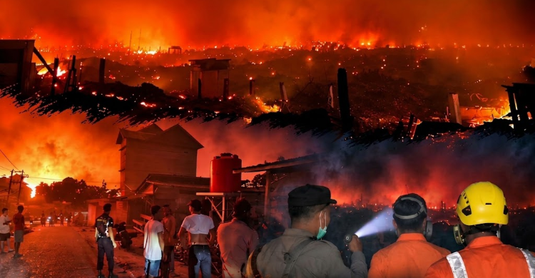 Bekasi - Permukiman padat penduduk di Desa Jelutung II, Kecamatan Simpang Rimba, Kabupaten Bangka Selatan, Kepulauan Bangka Belitung terbakar api rambatan karhutla pada Sabtu malam (10/10/2026). (Foto: Instagram/kantorsar_pangkalpinang)