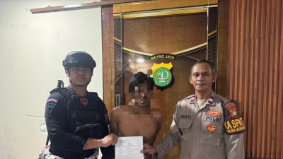Bekasi - Terduga pelaku dibekuk Satbrimob ketika sedang mengutil komponen AC di area Halte TransJakarta Harapan Indah, Jalan Raya Bekasi, Jumat (2/10/2026). Foto: Ist